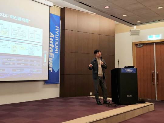 김현영 현대오토에버 차세대IT사업부장 상무가 28일 현대오토에버 스마트팩토리 컨퍼런스에서 기조연설하고 있다. 팽동현 기자